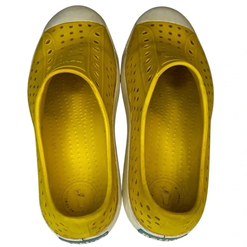 Native‎ Jefferson Yellow shoes. Size J4